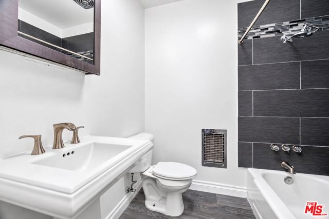 6160 Whitsett Avenue, 10 photo 17