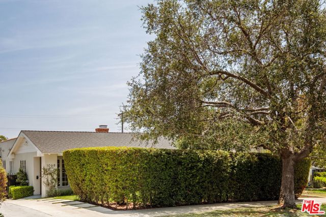 1068 Queen Anne Place, Los Angeles CA: https://media.crmls.org/mediaz/d56c5e09-1177-4e2c-b746-ca6b7aee46d6.jpg