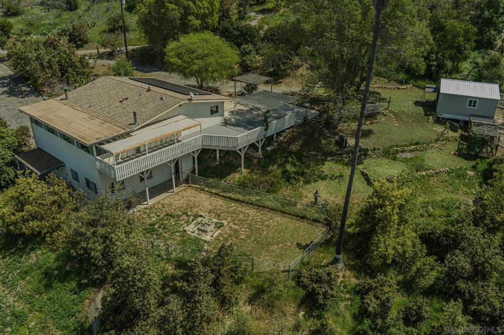 https://media.crmls.org/mediaz/d56c98ba-6235-4478-b186-e9ff0e79d114.jpg?preset=X-Large