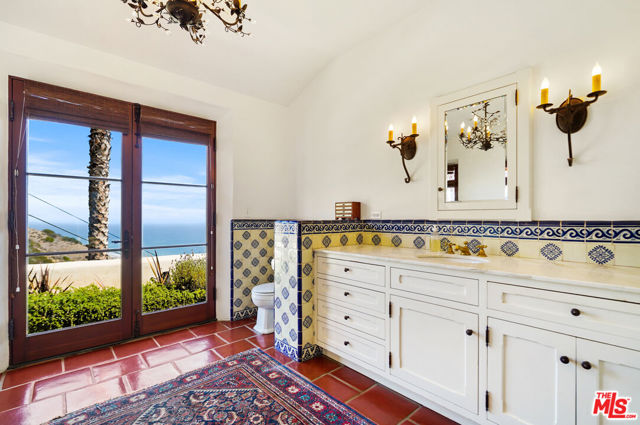 22800 Beckledge Terrace, Malibu CA: https://media.crmls.org/mediaz/d56cbfbc-a886-45b3-ab3e-efea0af2055b.jpg