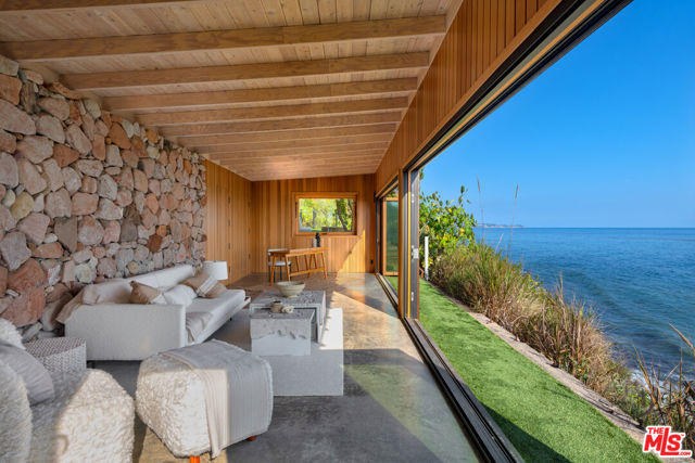 32804 Pacific Coast Highway, Malibu CA: https://media.crmls.org/mediaz/d56e8636-d9d1-449f-91dc-d7193af580e4.jpg