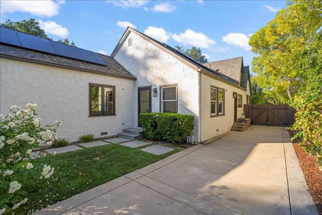 16760 Magneson Loop, Los Gatos CA: https://media.crmls.org/mediaz/d56ec635-386c-4777-9499-0ae01bb5b7bc.jpg