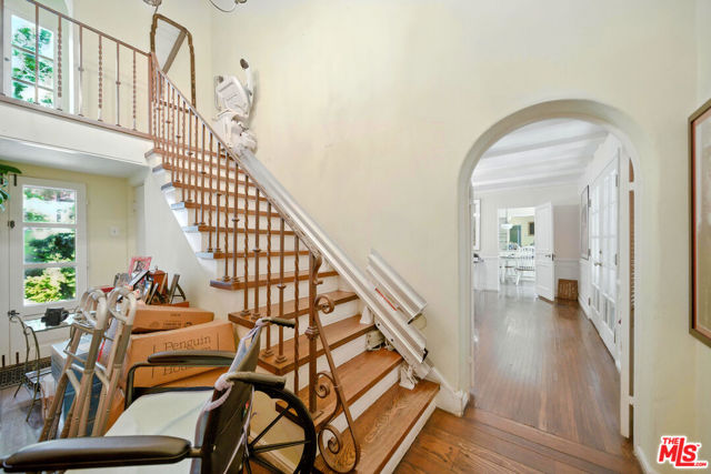 602 N Crescent Drive, Beverly Hills CA: https://media.crmls.org/mediaz/d56eee3e-0d61-4159-ad6c-1d9ae7106d48.jpg