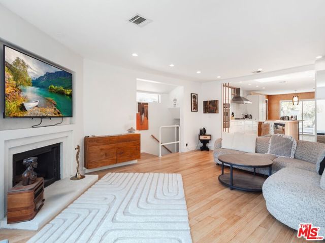 905 Pine Grove Avenue, Los Angeles CA: https://media.crmls.org/mediaz/d56f32d3-ac0e-46e0-93e8-b689b9996505.jpg