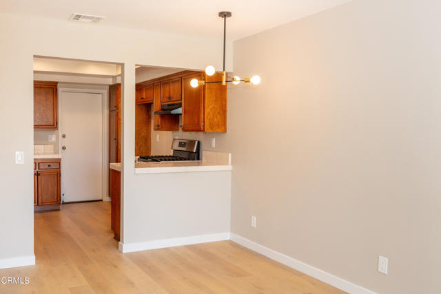 Detail Gallery Image 13 of 25 For 985 Hawthorne Ln, Ventura,  CA 93003 - 3 Beds | 3/1 Baths