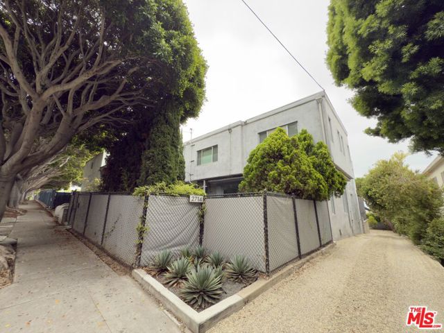 2714 4th Street, Santa Monica CA: https://media.crmls.org/mediaz/d570eb87-ac36-4b8d-8fb5-64496d74584b.jpg