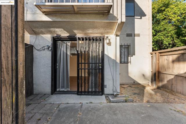 9663 Elmview, Oakland CA: https://media.crmls.org/mediaz/d5712f10-607e-4eec-a1cf-cbb142037930.jpg