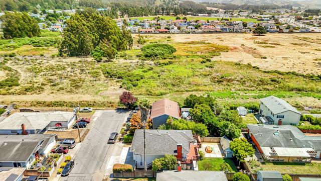 908 Bancroft Ave, Half Moon Bay CA: https://media.crmls.org/mediaz/d57238e9-f378-4748-9725-627efdd23746.jpg