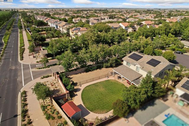 247 N Menlo Park Ct, Mountain House CA: https://media.crmls.org/mediaz/d572c9d2-89e8-4ab3-96f7-5d6aba140832.jpg
