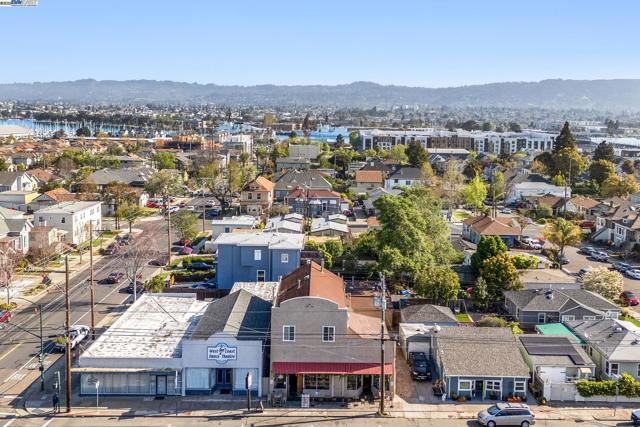 1707 Lincoln Ave, Alameda CA: https://media.crmls.org/mediaz/d572e903-46ea-4842-b75a-0338b60b3012.jpg