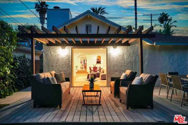 4476 Calhoun Avenue, Sherman Oaks CA: https://media.crmls.org/mediaz/d572ec59-f7cf-4b20-a896-b3ec68602aed.jpg
