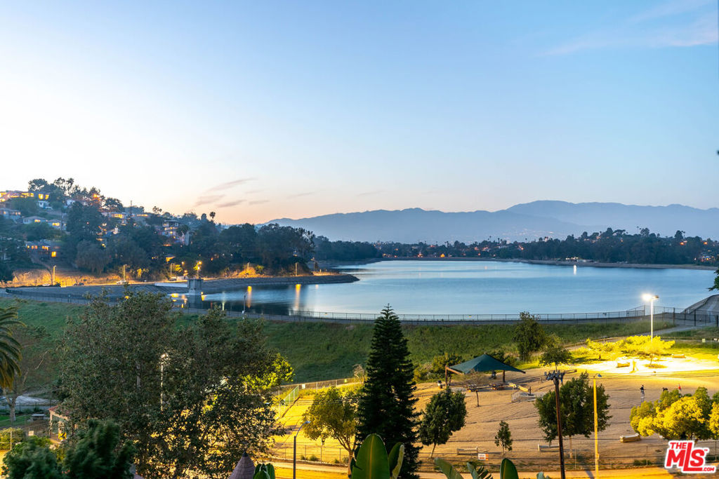 https://media.crmls.org/mediaz/d573290e-95fb-4921-b76b-e44f422ff080.jpg?preset=X-Large