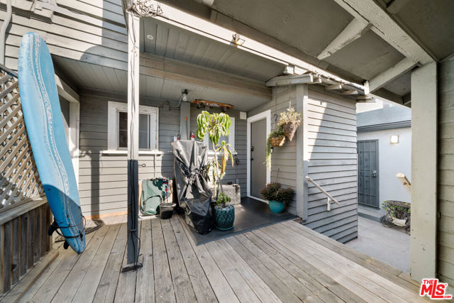 22 20th Avenue, Venice CA: https://media.crmls.org/mediaz/d5737ed9-d84c-4fd2-a7f3-4ef6874dbe90.jpg
