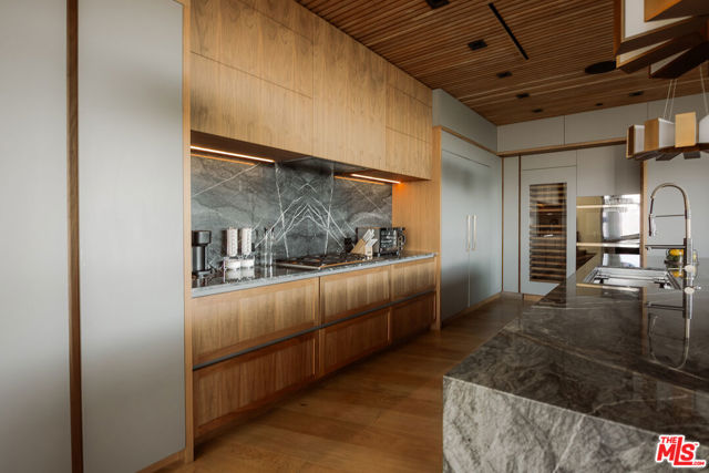 13331 Mulholland Drive, Beverly Hills CA: https://media.crmls.org/mediaz/d573d811-744e-45ec-933f-94466a485c7e.jpg