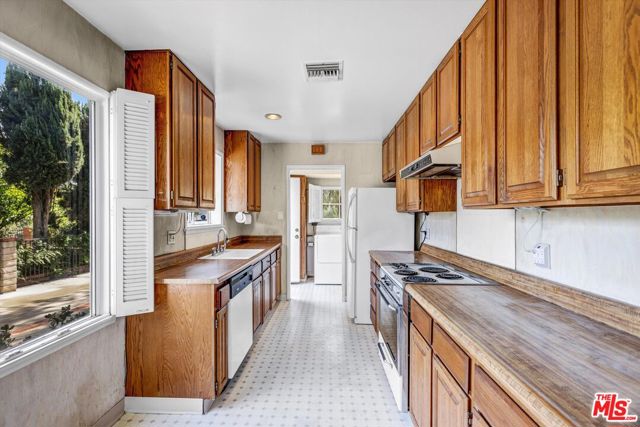7903 Amestoy Avenue, Van Nuys CA: https://media.crmls.org/mediaz/d574d417-29a3-4703-a0db-3776a2803230.jpg