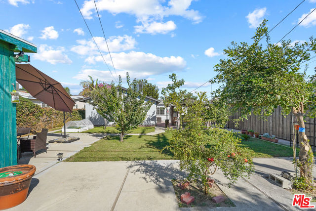 7427 Cleon Avenue, Sun Valley CA: https://media.crmls.org/mediaz/d5755a3d-0c69-444d-995a-c57825ecb02b.jpg