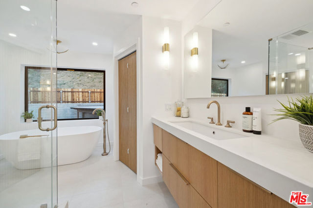 5221 Campo Road, Woodland Hills CA: https://media.crmls.org/mediaz/d575a169-ede5-4b5a-949e-2b78ca01733d.jpg