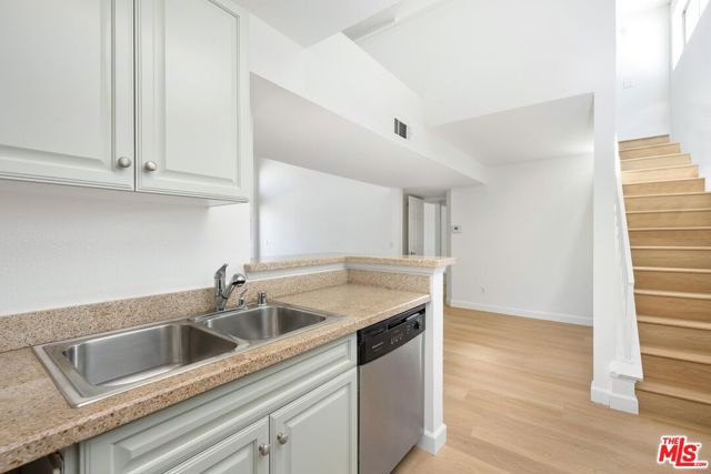 5565 Canoga Avenue, 301 photo 3