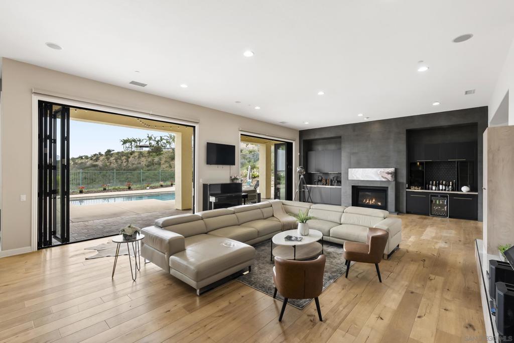 MLS #250032415SD img 13