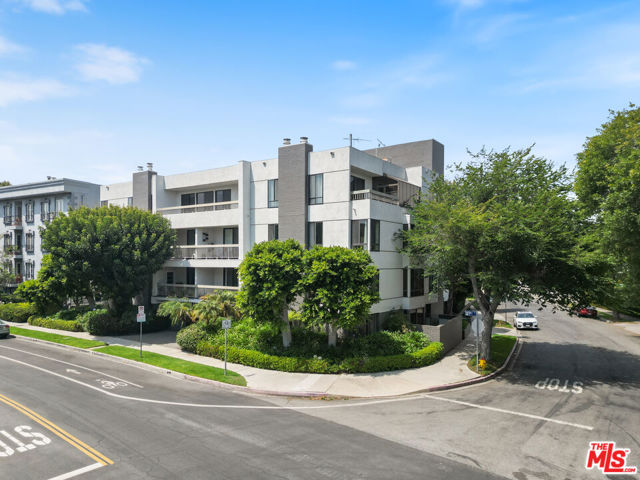 1220 Roxbury Drive, Los Angeles CA: https://media.crmls.org/mediaz/d576fa7d-4840-4f05-9c19-8a18d37e20ff.jpg