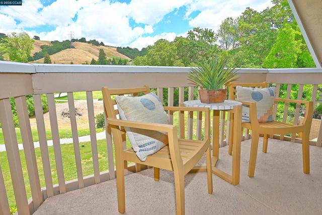 3434 Tice Creek Dr, Walnut Creek CA: https://media.crmls.org/mediaz/d5773a91-8ef2-4add-aba4-9a99c9f1d042.jpg