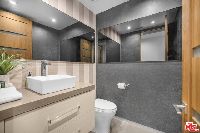 5304 Louise Avenue, Encino CA: https://media.crmls.org/mediaz/d578a2bb-e7f8-4123-bb6d-ab7619b96128.jpg