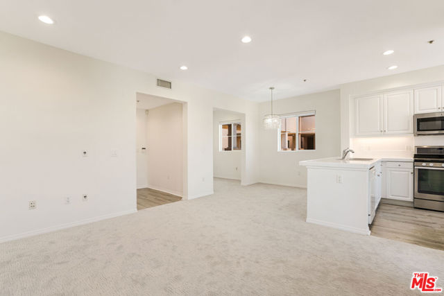 6020 Seabluff Drive, Playa Vista CA: https://media.crmls.org/mediaz/d5796014-fcde-45da-b3cc-c07552be8f57.jpg