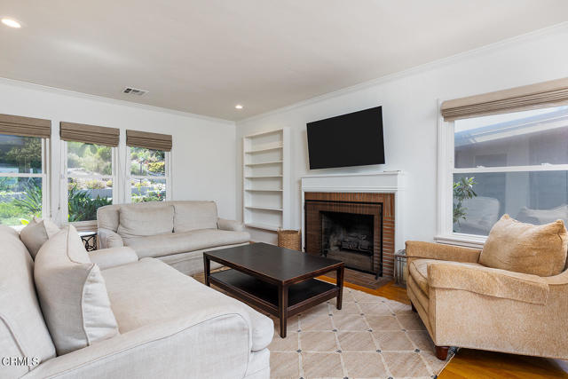 196 Malcolm Drive Drive, Pasadena CA: https://media.crmls.org/mediaz/d579768d-e055-4524-bb5f-b4acca869852.jpg