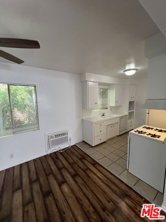 4187 Arch Drive, Studio City CA: https://media.crmls.org/mediaz/d579e8c8-93eb-495b-9d1b-4c41d7bf8794.jpg