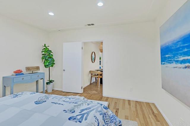 4725 Saratoga Avenue, San Diego CA: https://media.crmls.org/mediaz/d57a5bb6-db55-49b9-834c-4f89b33cc5eb.jpg