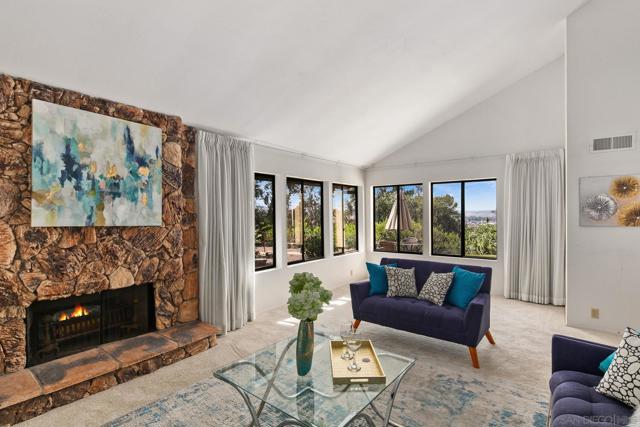 1586 Kimberly Woods Dr, El Cajon CA: https://media.crmls.org/mediaz/d57a5e26-31c1-4b60-b95c-1a309faa4968.jpg