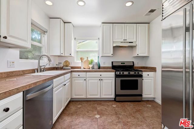 4208 Jasmine Avenue, Culver City CA: https://media.crmls.org/mediaz/d57a807e-63ea-4cd8-a34d-5e34e532e3f3.jpg