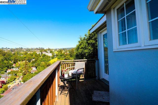 828 Everett Ave, Oakland CA: https://media.crmls.org/mediaz/d57bf9b5-84df-465f-95f7-15f3695daa64.jpg