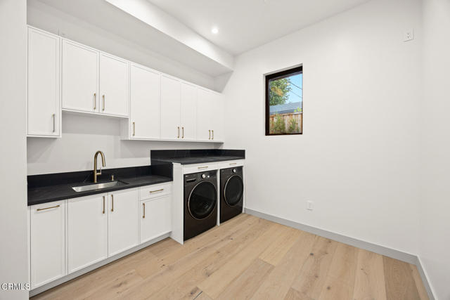 4828 Oakwood Avenue, La Canada Flintridge CA: https://media.crmls.org/mediaz/d57d2007-d495-4b3b-a5a8-8c14c8137e3b.jpg