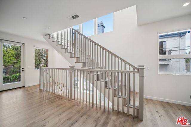 11821 W Holly Way, Valley Village CA: https://media.crmls.org/mediaz/d57d6b08-21e0-4fdc-a857-e05dd0ac08c4.jpg