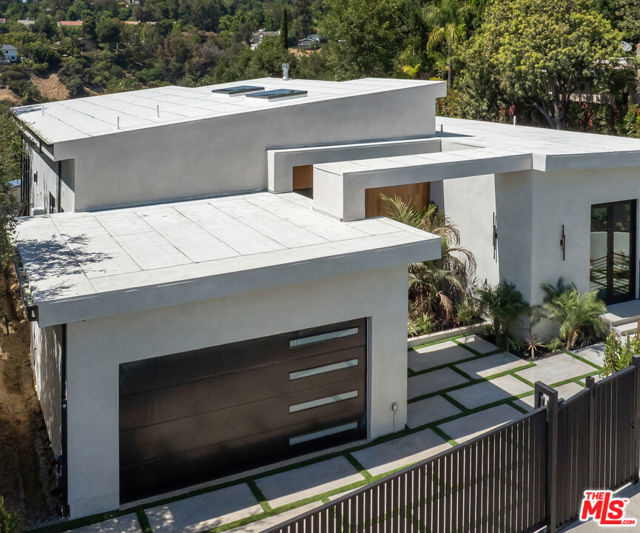 9715 Arby Drive, Beverly Hills CA: https://media.crmls.org/mediaz/d57dd2e1-86db-4c44-98fb-bc55bc801547.jpg