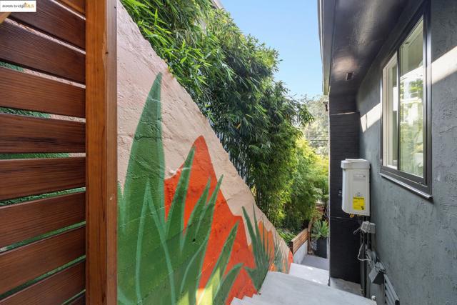 5646 Thornhill Dr, Oakland CA: https://media.crmls.org/mediaz/d57e7e39-123a-479a-b24d-80c203dffbf9.jpg