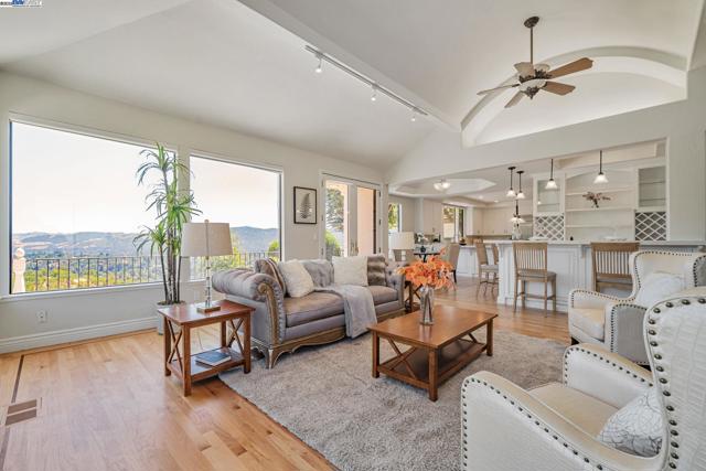 530 Oakshire Pl, Alamo CA: https://media.crmls.org/mediaz/d57f14fe-b5ae-4dc7-88dc-10ff443fc9e7.jpg