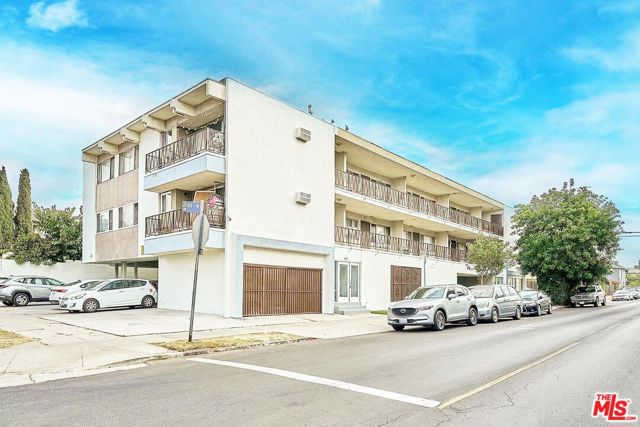 4171 W 4th Street, Los Angeles CA: https://media.crmls.org/mediaz/d5800b2f-a8d9-4768-ae7d-e4418ae5a137.jpg