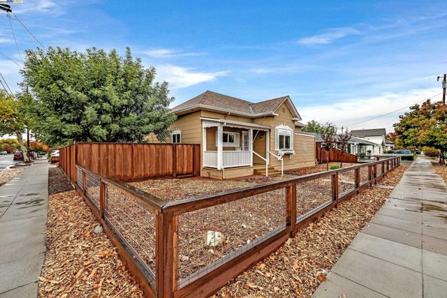 589 S M St, Livermore CA: https://media.crmls.org/mediaz/d58048b8-8723-4de3-a1c0-b805fb711284.jpg