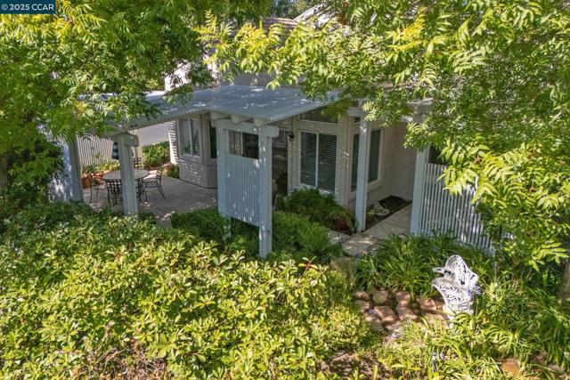 95 Goldspur Way, Brentwood CA: https://media.crmls.org/mediaz/d5805c6f-1f7b-4936-9b30-ebaf76306feb.jpg