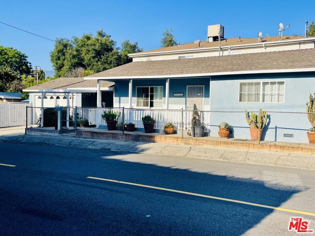 10704 Oro Vista Avenue, Sunland CA: https://media.crmls.org/mediaz/d5814f99-7171-4ed1-b742-3eba8e3d4c6d.jpg