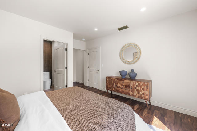 1710 N Oxford Avenue, Pasadena CA: https://media.crmls.org/mediaz/d5815096-ffda-42e0-ae42-c4797c51dce7.jpg