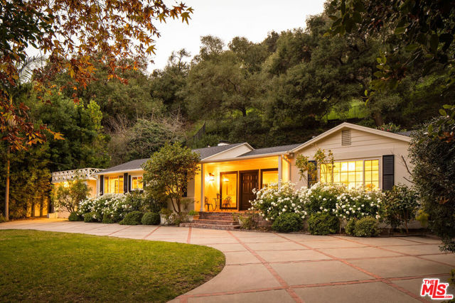 2533 Benedict Canyon Drive, Beverly Hills CA: https://media.crmls.org/mediaz/d5820d16-3a52-4f3c-880b-e6e592d77c32.jpg