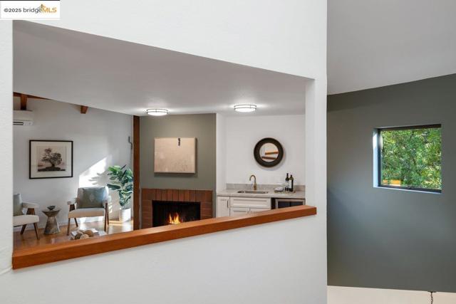 2112 Manzanita Dr, Oakland CA: https://media.crmls.org/mediaz/d582407b-c505-4c28-93c2-466ec95e7e92.jpg