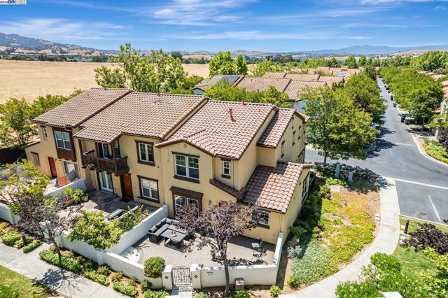 4182 Lautrec Dr, San Jose CA: https://media.crmls.org/mediaz/d5830bc5-03de-4576-803f-7e90274a2a8a.jpg