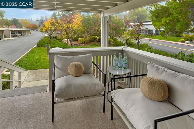 2900 Tice Creek Dr, Walnut Creek CA: https://media.crmls.org/mediaz/d5833821-dc96-4d26-8f99-aaa54950add2.jpg