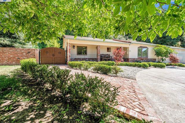3950 Pinole Valley Rd, Pinole CA: https://media.crmls.org/mediaz/d583f839-4230-4088-a786-de840292f853.jpg