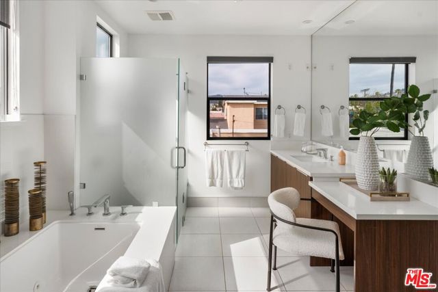 616 N FULLER Avenue, Los Angeles CA: https://media.crmls.org/mediaz/d58474b2-3f22-40c9-a6b6-13176db25aca.jpg