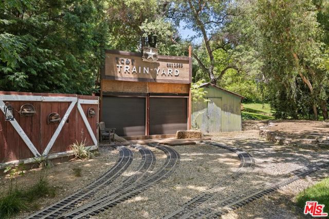 4535 Vanalden Avenue, Tarzana CA: https://media.crmls.org/mediaz/d586eb24-9a78-4ff4-87f3-6623546ad537.jpg